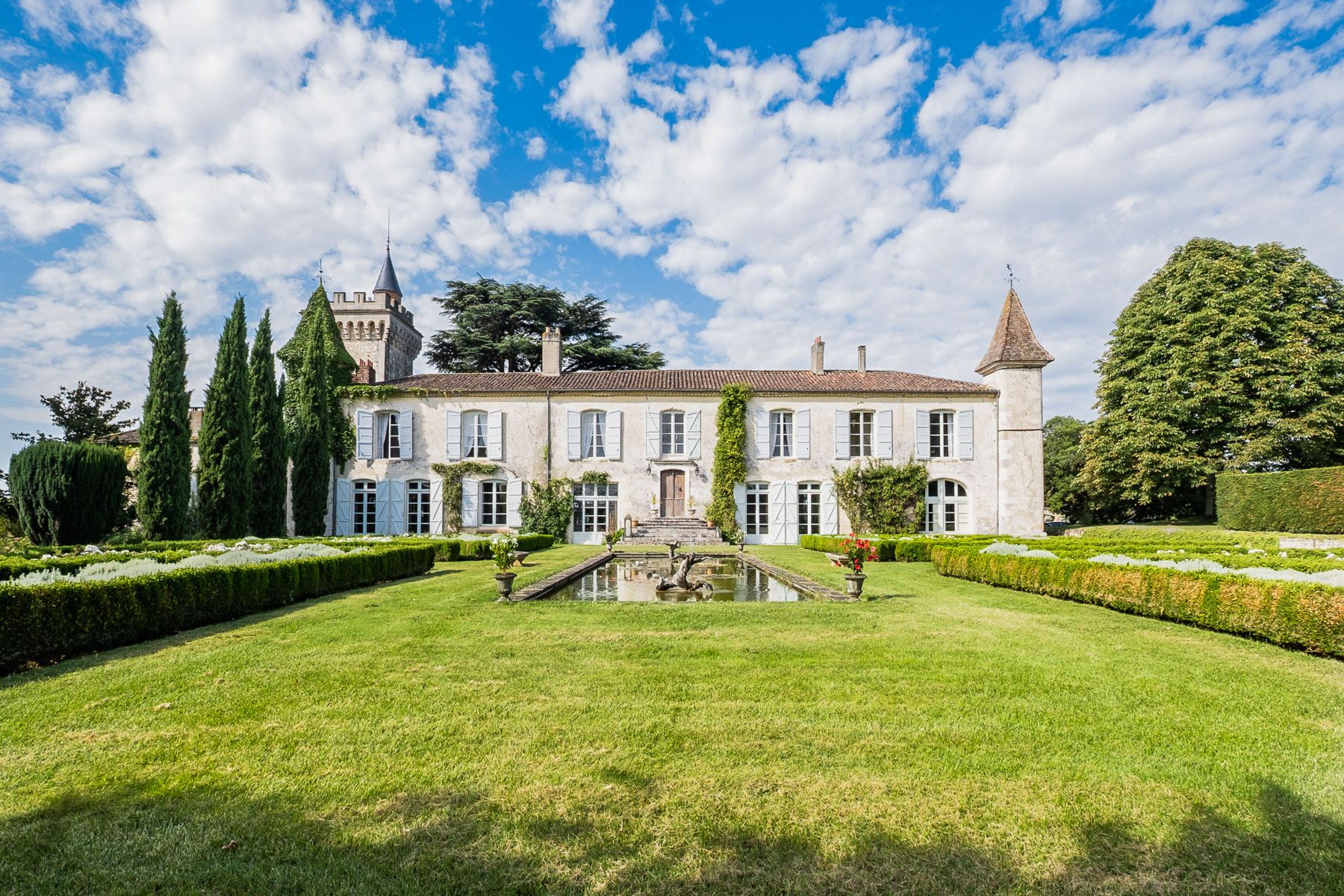 Château Lumière Laressingle Condom: 7-Bedroom Historic Château with Heated Pool and Tennis Court