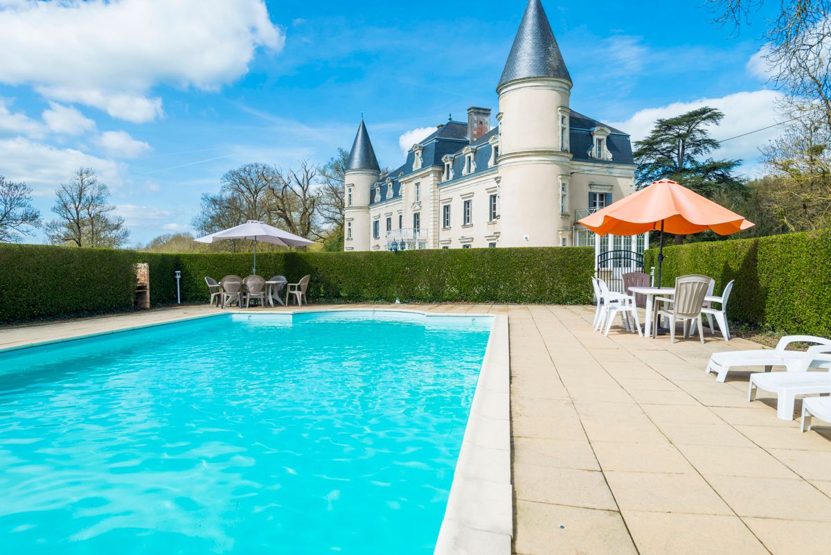 Château Lumière Montrevault Mauges: 9-Bedroom Historic Château with Heated Pool and Tennis Court