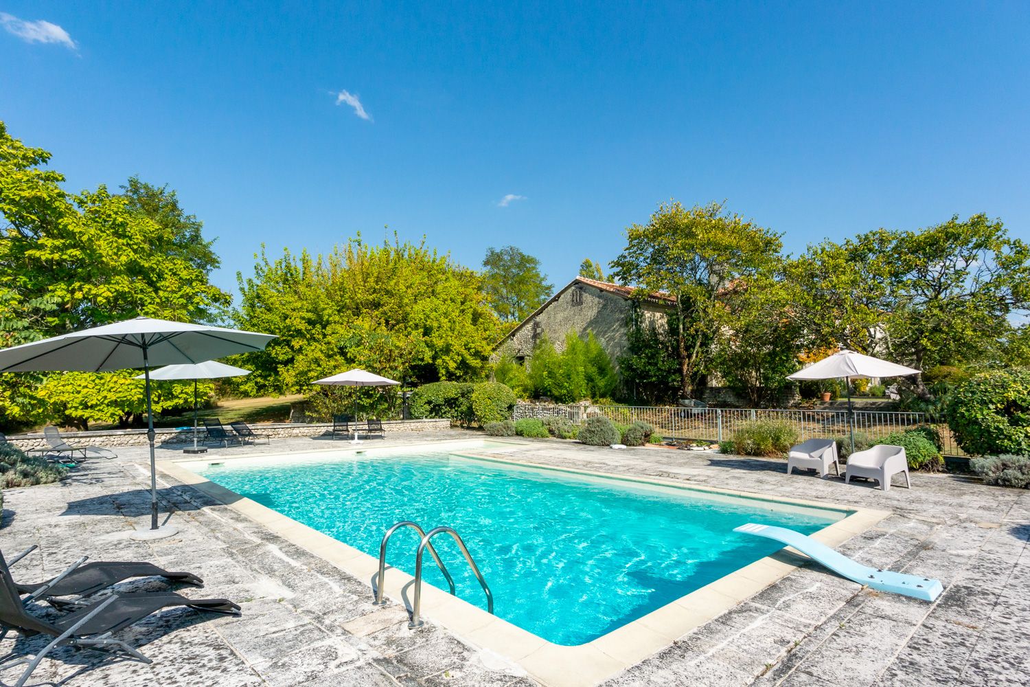 Château Lumière Pécharmant Dordogne: 5-Bedroom Historic Estate with Private Pool and Tennis Court