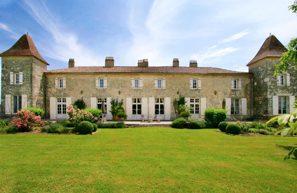 Château Lumière Puybarban Riocaud: 5-Bedroom Château with Heated Pool, Tennis Court & Vineyards