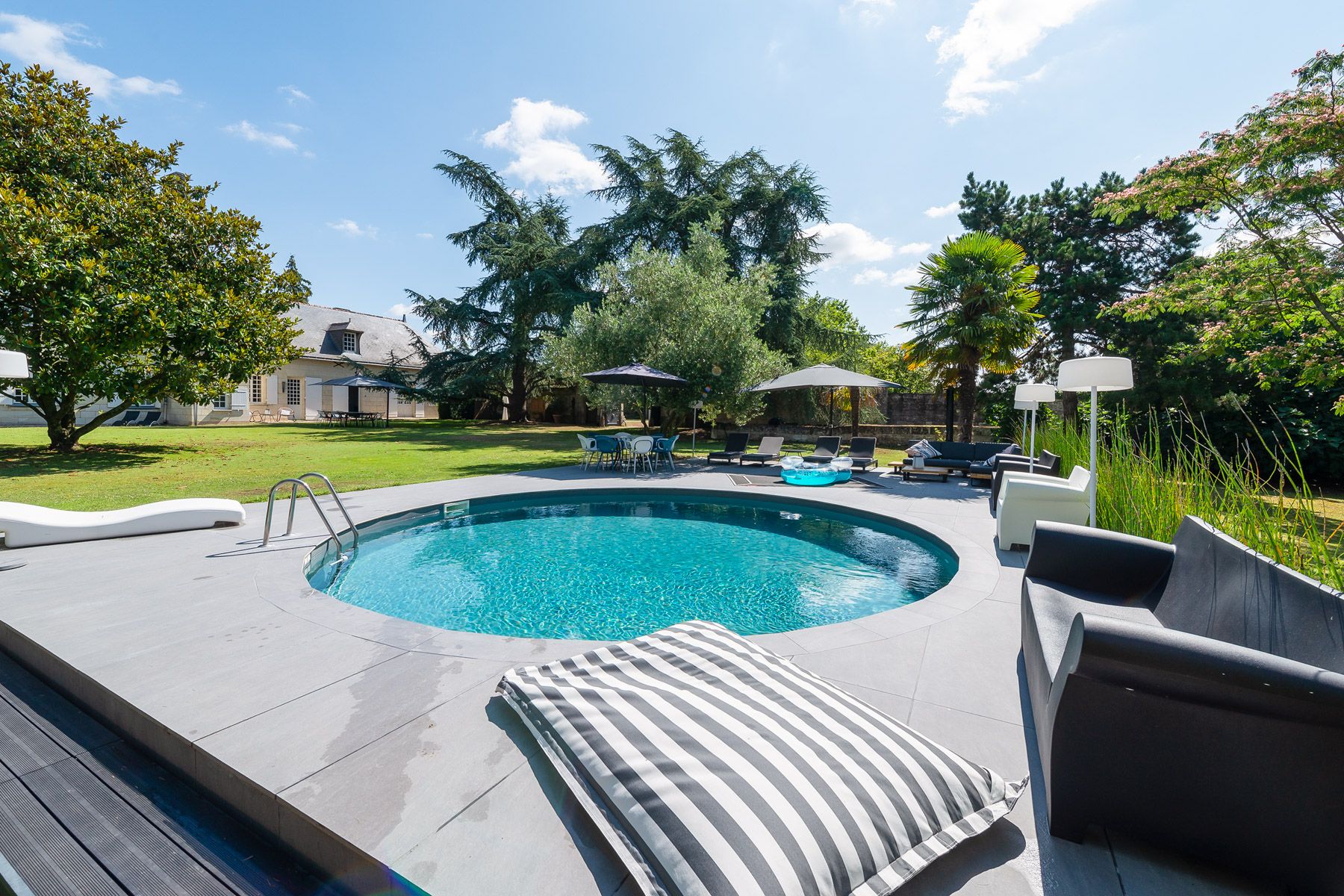 Château Lumière Ronde Indre: 5-Bedroom Château Rental France with Hot Tub Near Saumur Loi