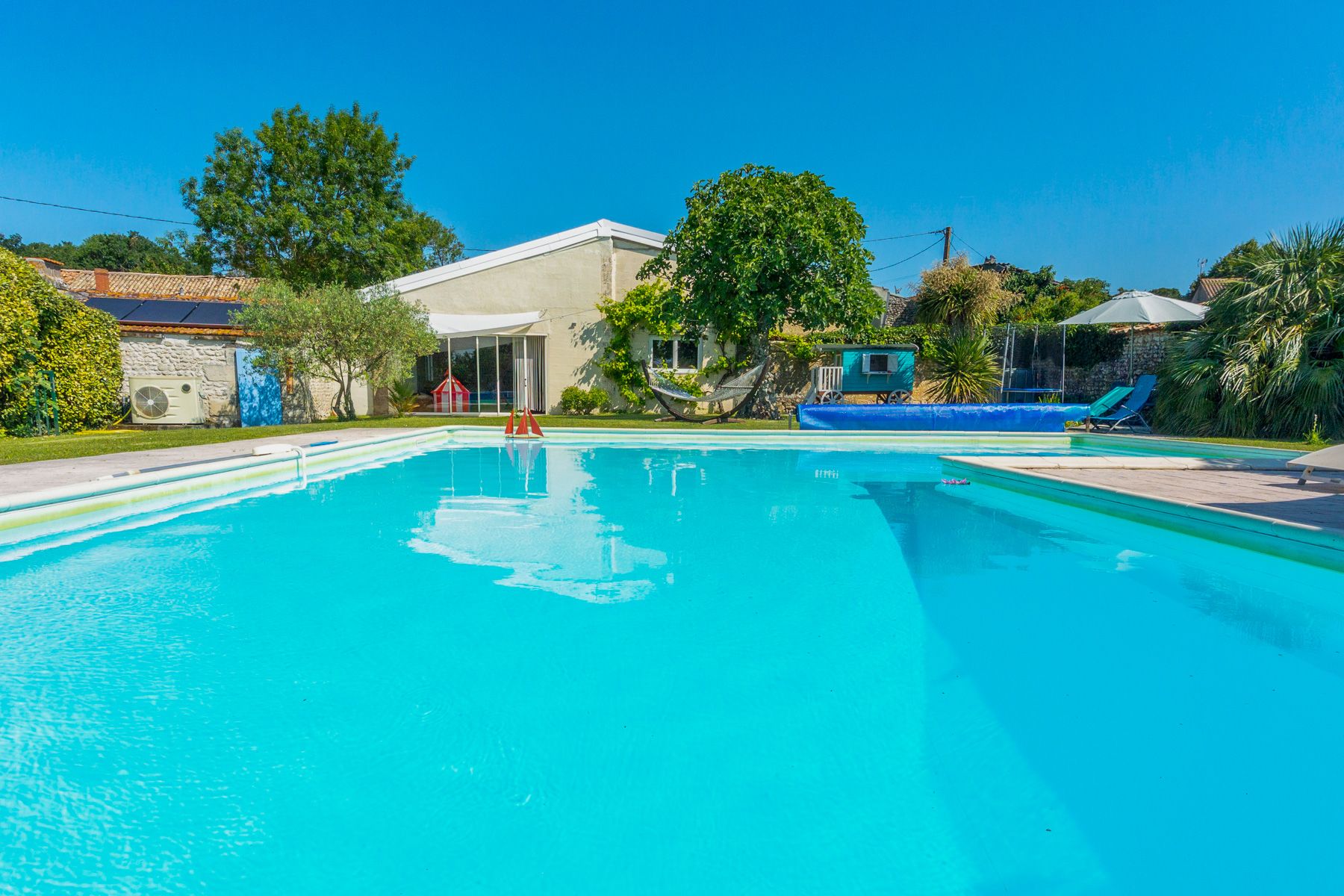 Château Lumière Semoussac Mirambeau: 5-Bedroom Heated Pool & Tennis Court | Vineyard Views in Aqu