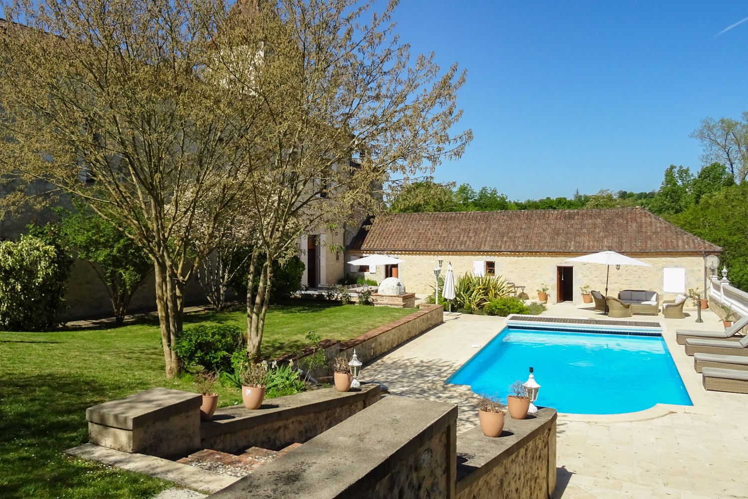 Château Lumière Trieux Aquitaine: 5-Bedroom Château with Heated Pool, Tennis Court & Spa in Aq