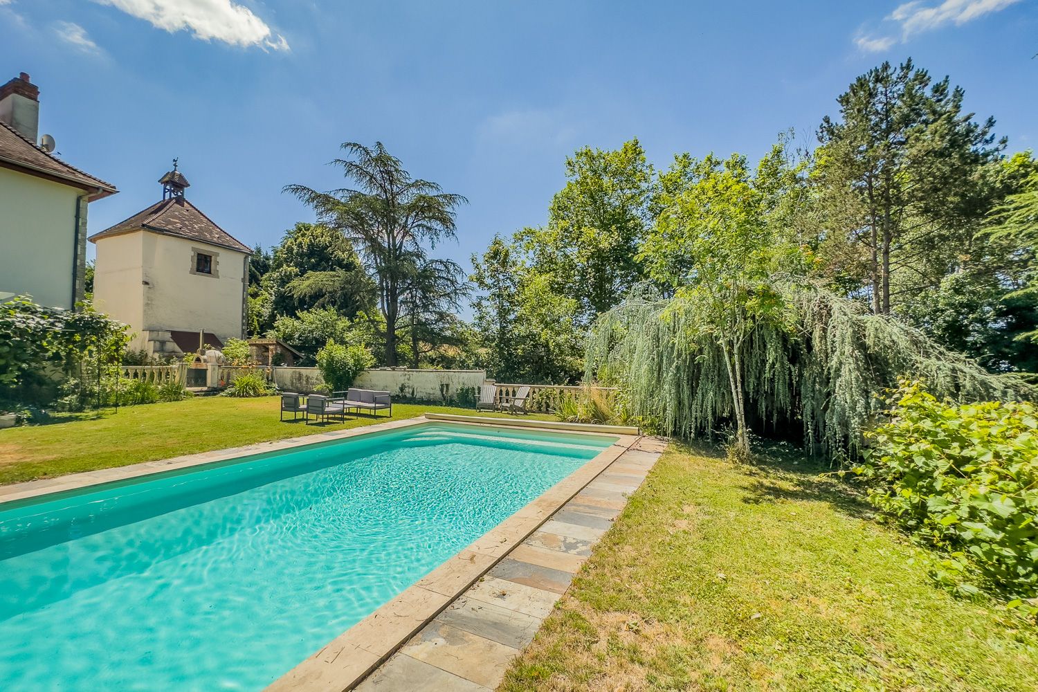 Château Tourterelle Pérouges Rhône-Alpes: 5-Bedroom Historic Estate with Hot Tub and Spa in Rhone-Alpe