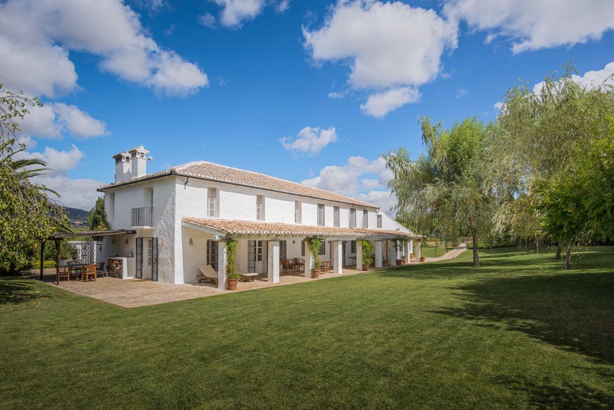 Cortijo Amanecer Alameda Ronda: 7-Bedroom Luxury Villa Rental with Tennis Court and Heated P