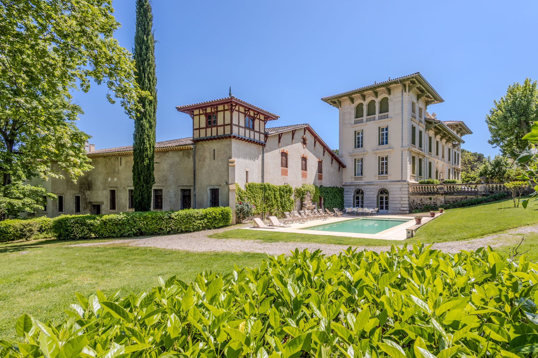 Domaine Lumière Cabrières Languedoc: 8-Bedroom Historic Estate with Pool, Spa & Tennis in Langued