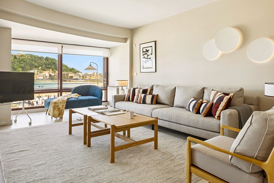 Etxe Itsasargi Kontxa Donostia: 3-Bedroom Beachfront Apartment with La Concha Bay Views in D