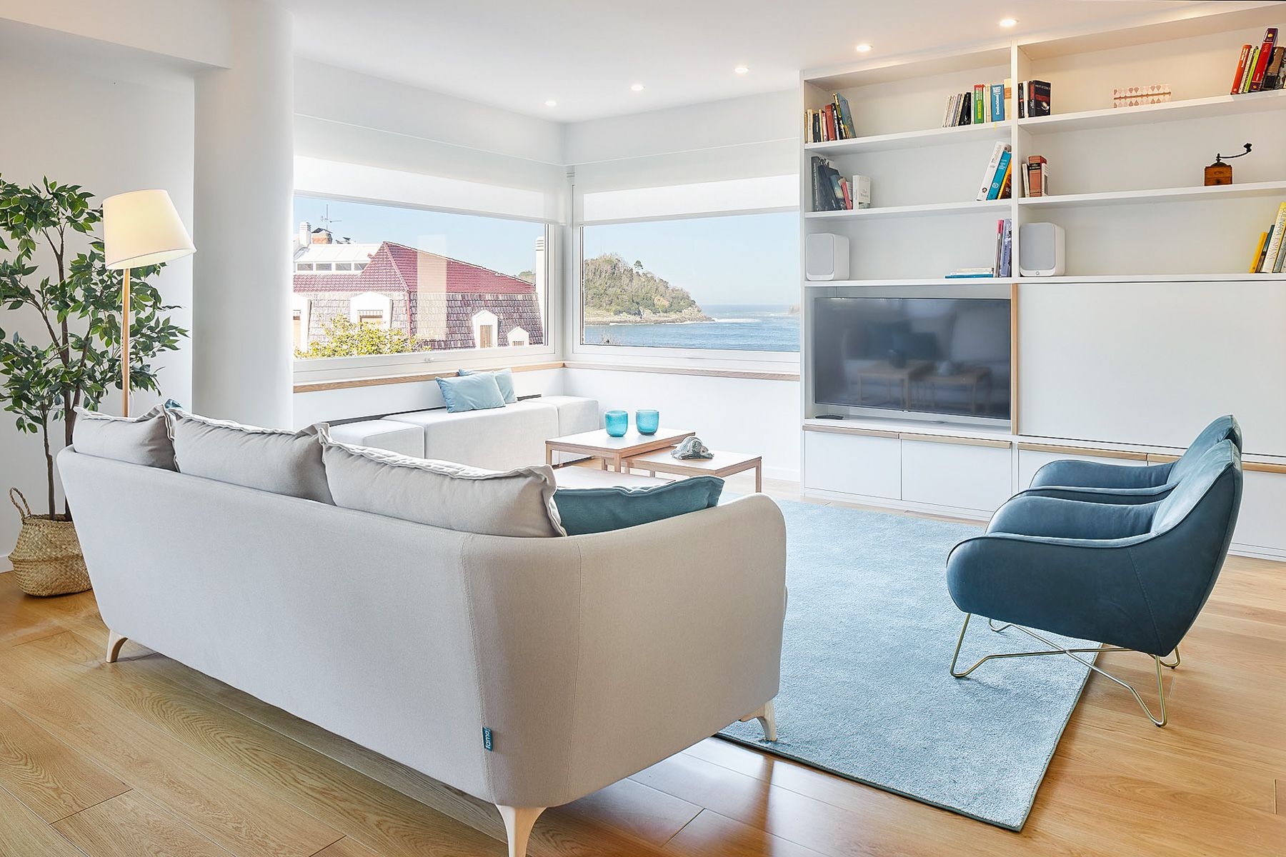 Etxea Itsasargi Kontxa Donostia: 4-Bedroom Beachfront Apartment with Sea Views in Donostia, S