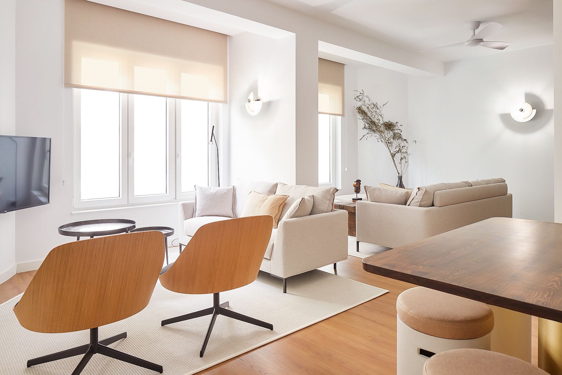 Etxea Itsasargi Zurriola Donostia: 5-Bedroom Beachfront Luxury Apartment Rental in Donostia wit