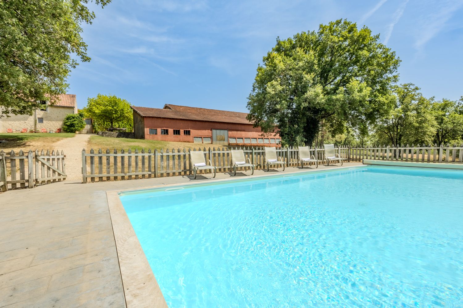Grange Ambrée Lescalparede Dordogne: 4-Bedroom Luxury Barn Rental Dordogne with Heated Pool and T