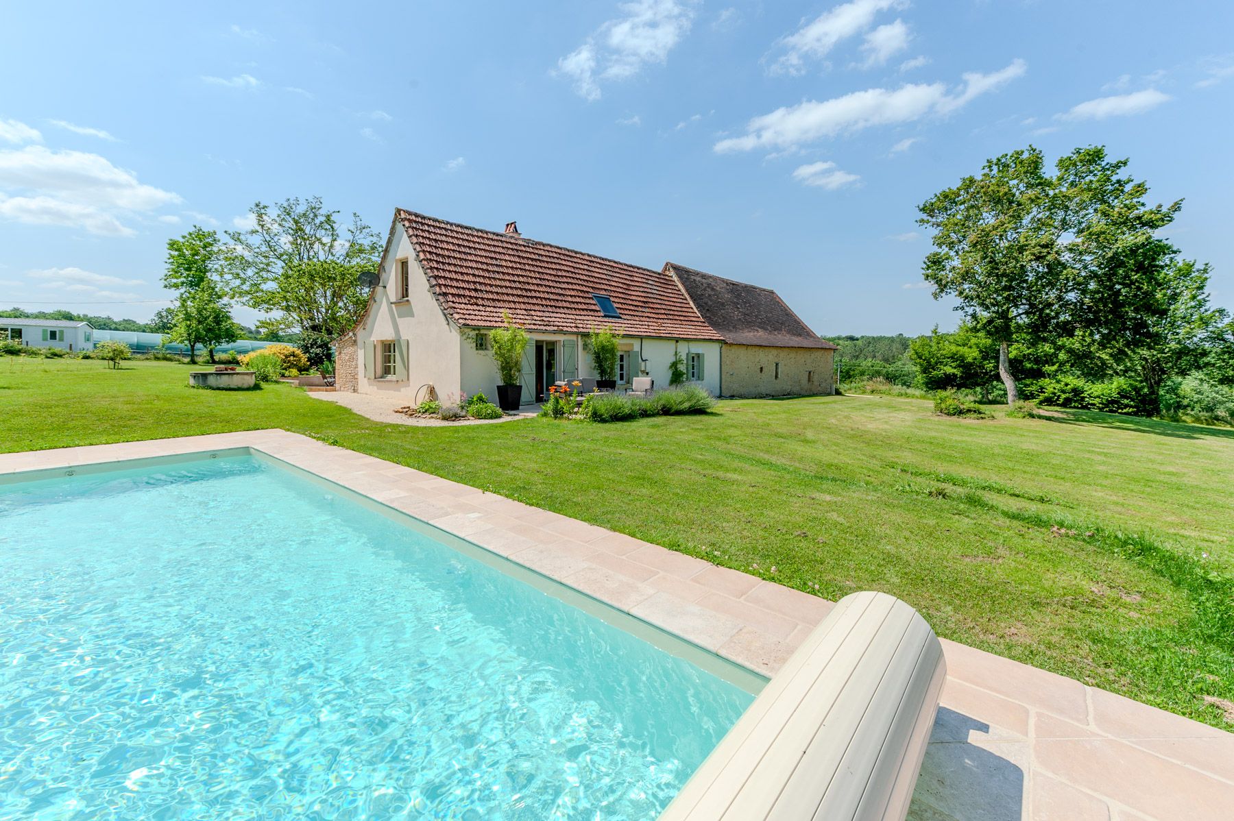 Grange Dorée Leyssartarde Dordogne: 4-Bedroom Restored Barn with Heated Pool and Tennis Court in