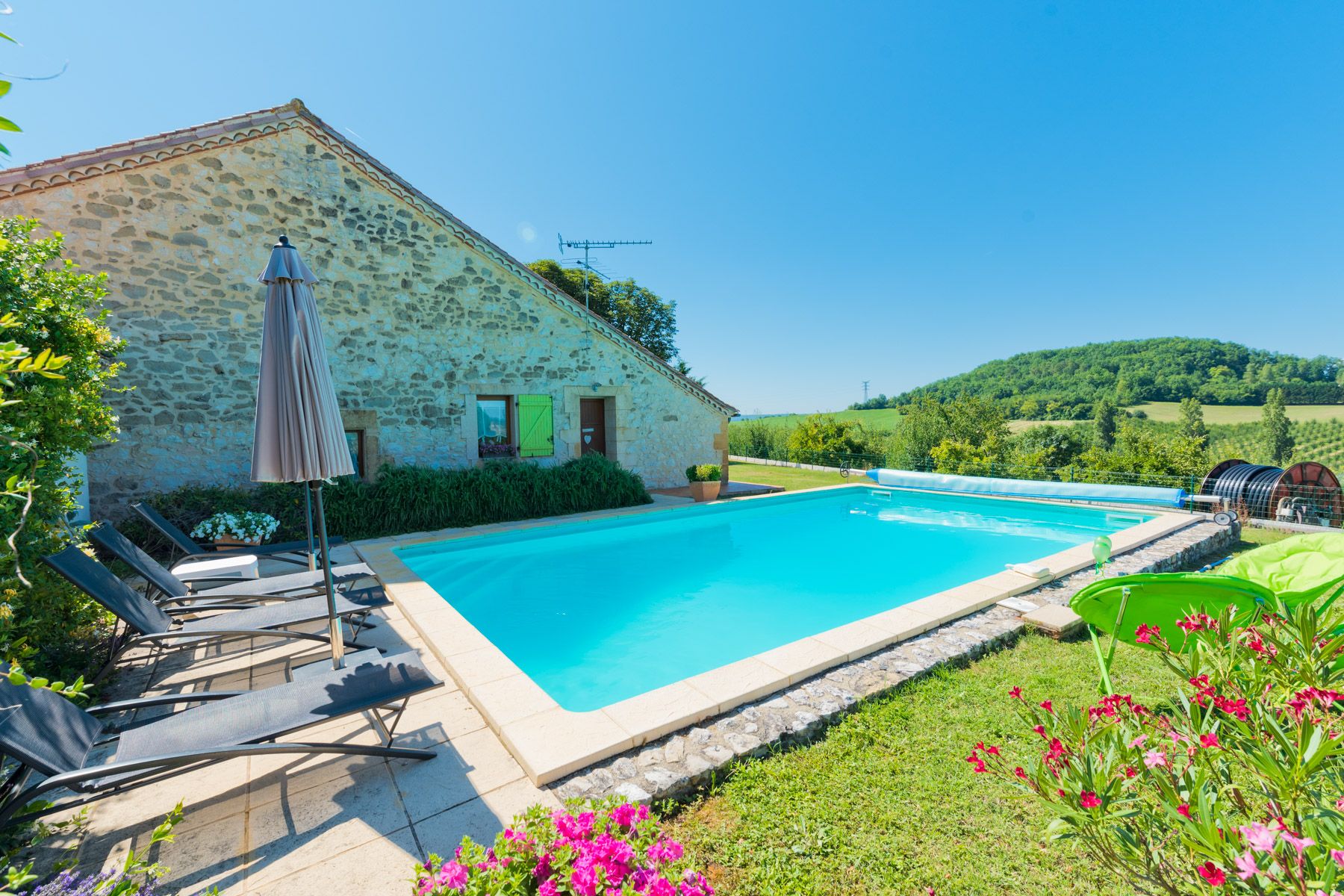 Grange Dorée Montmares Aquitaine: 5-Bedroom Renovated Stone Barn with Countryside Views in Aqu