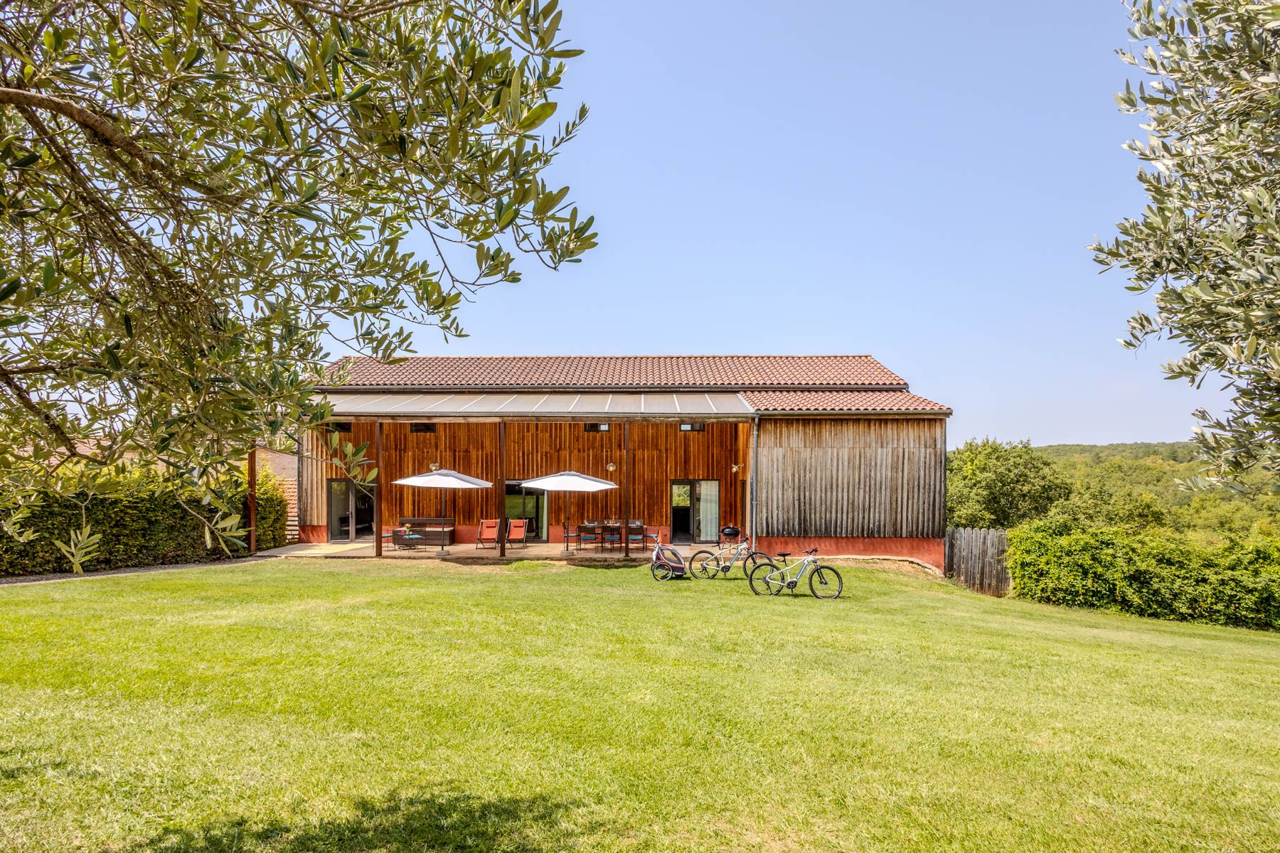 Grange Dorée Trémolat Dordogne: 4-Bedroom Luxury Barn with Heated Pool & Tennis Court in Dor