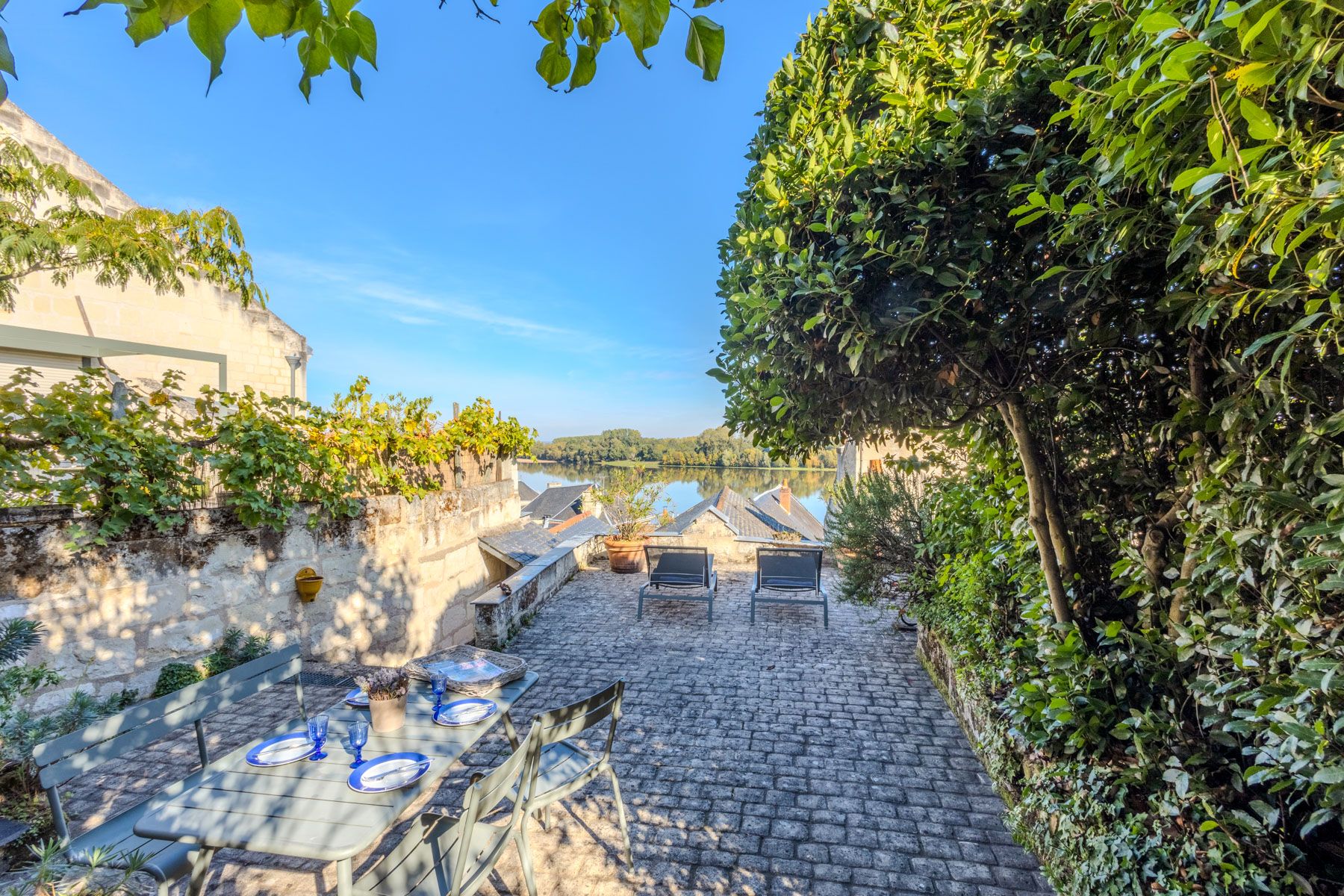 Maison Azur Petite-France Strasbourg: 1-Bedroom Riverside Retreat with Spa in Loire Valley, France