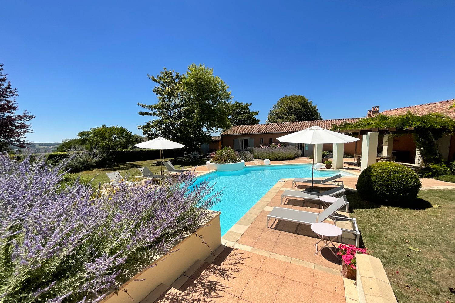 Maison Glycine Baleyssagues Dordogne: 3-Bedroom Villa with Heated Pool and Vineyard Views in Dordo