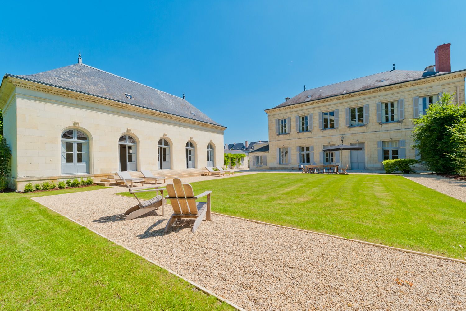 Maison Opale Richelieu Charente: 4 Bedroom Luxury Townhouse with Heated Pool and Spa in Histo