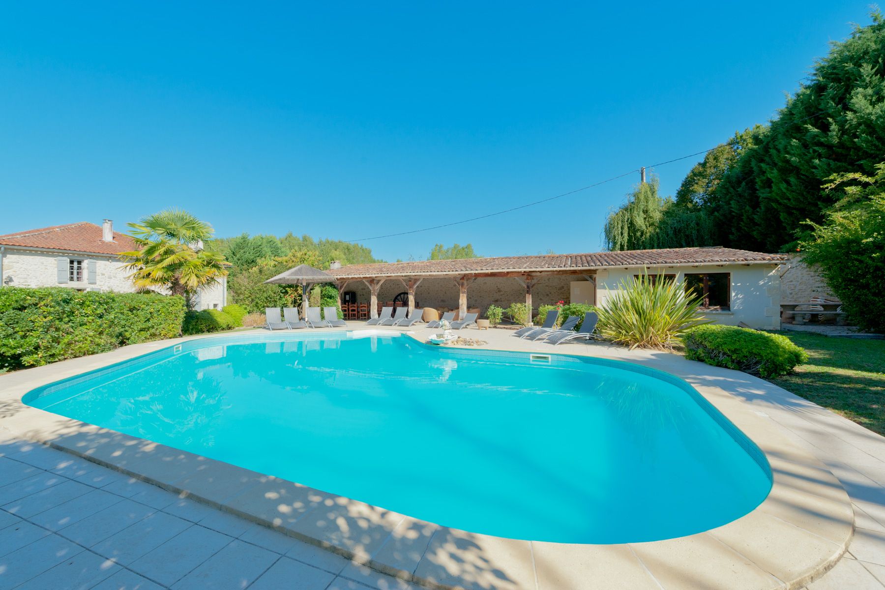 Manoir Lumière Coutenson Aquitaine: 8-Bedroom Manor with Heated Pool, Spa & Tennis Court in Aqui