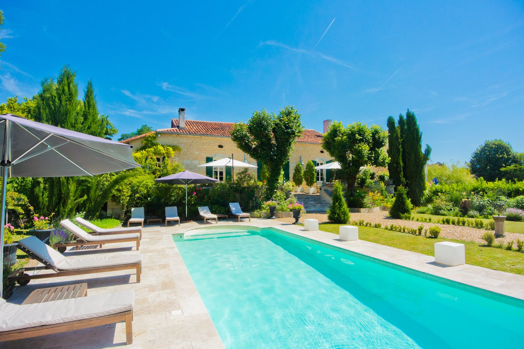 Manoir Lumière Fouilloux Dordogne: 4-Bedroom Manor with Heated Pool and Spa in the Heart of Dor