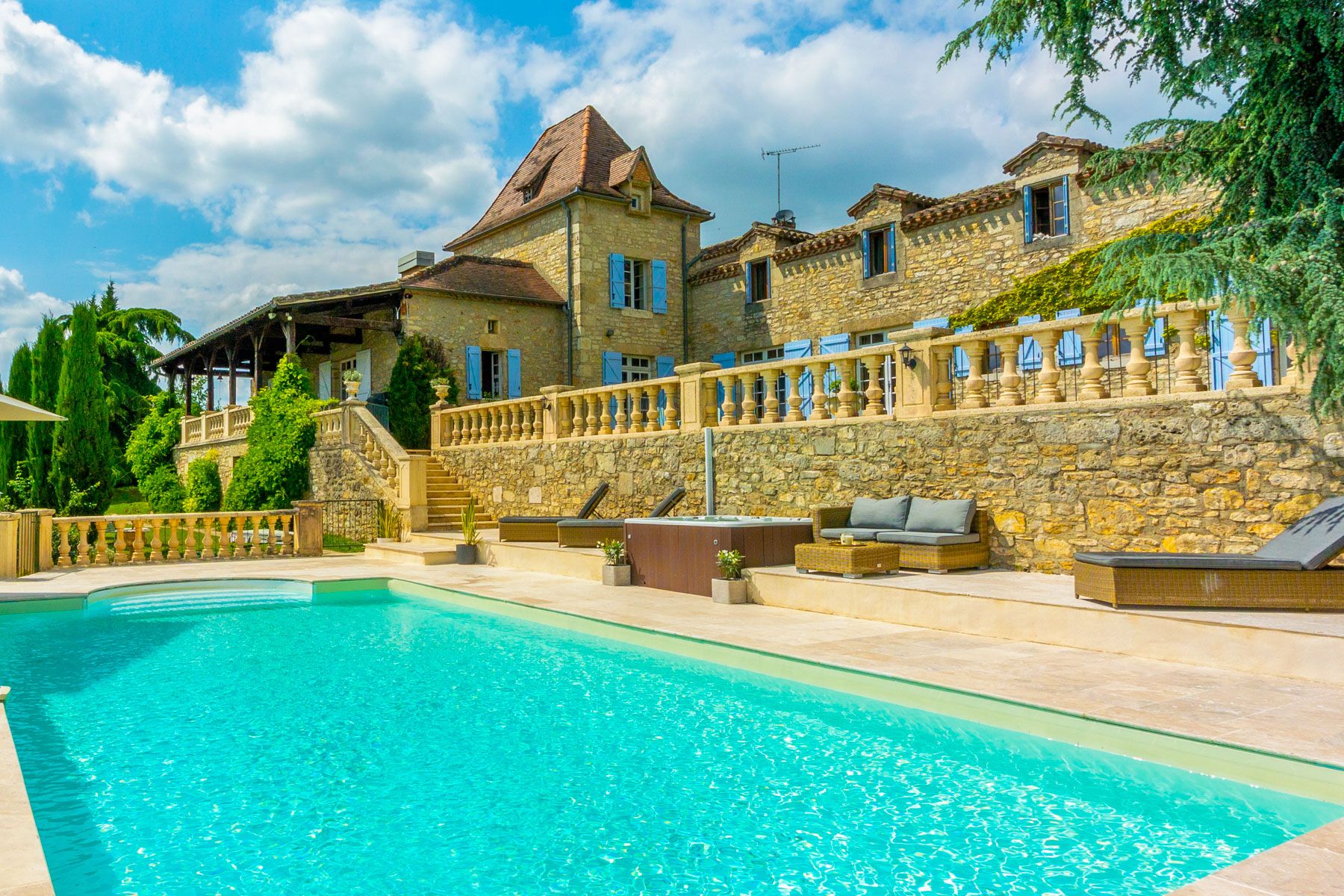 Manoir Lumière Granels Midi-Pyrénées: 8 Bedroom Manor with Heated Pool, Hot Tub & Tennis Court in