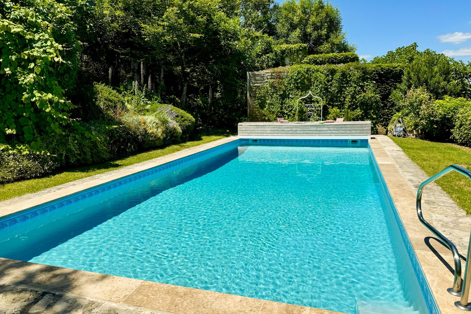 Manoir Lumière Miramont Languedoc: 7-Bedroom Hilltop Manor with Heated Pool and Tennis Court in