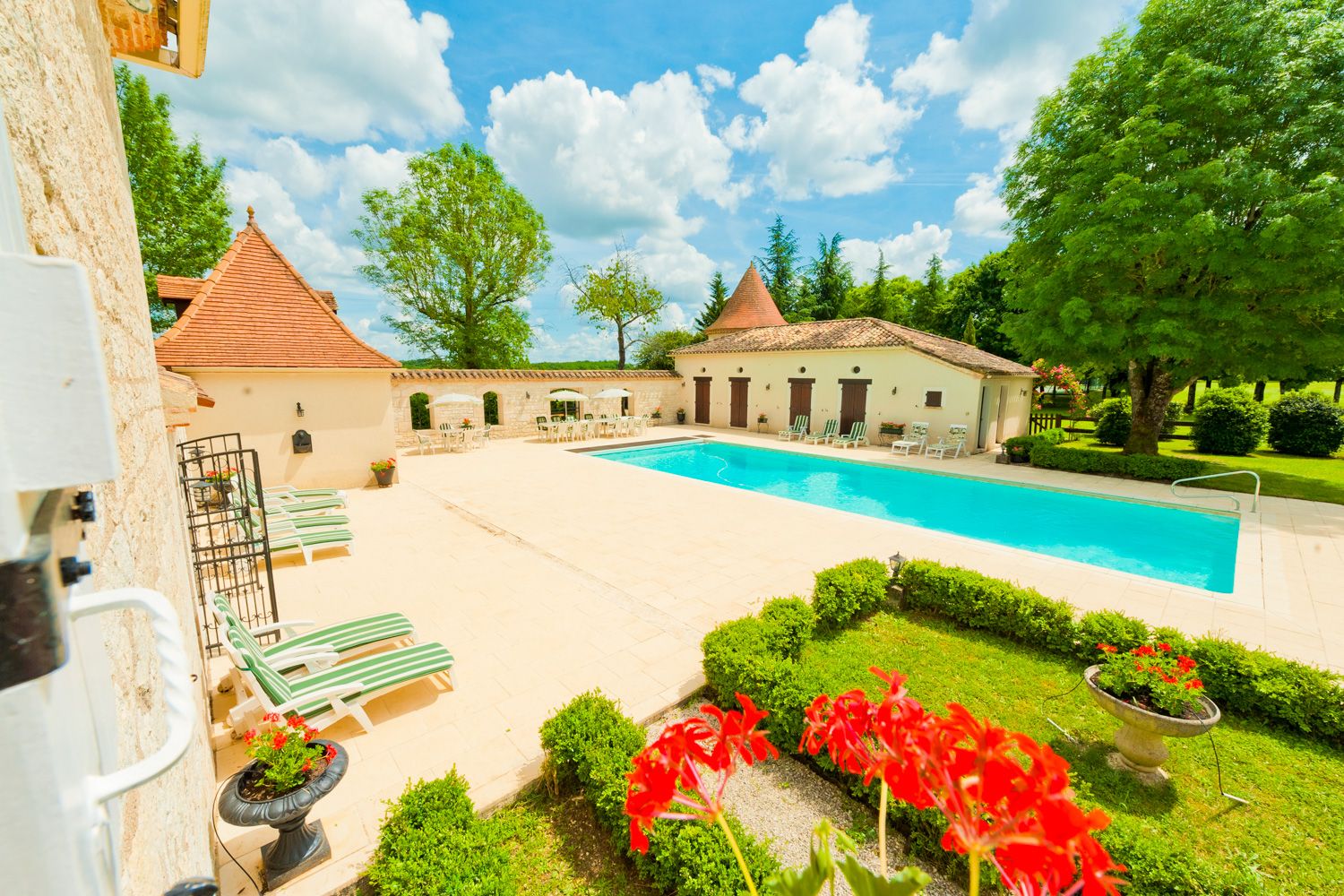 Manoir Lumière Saux Lannemezan: 6-Bedroom Manor with Heated Pool, Tennis Court & Spa in Midi