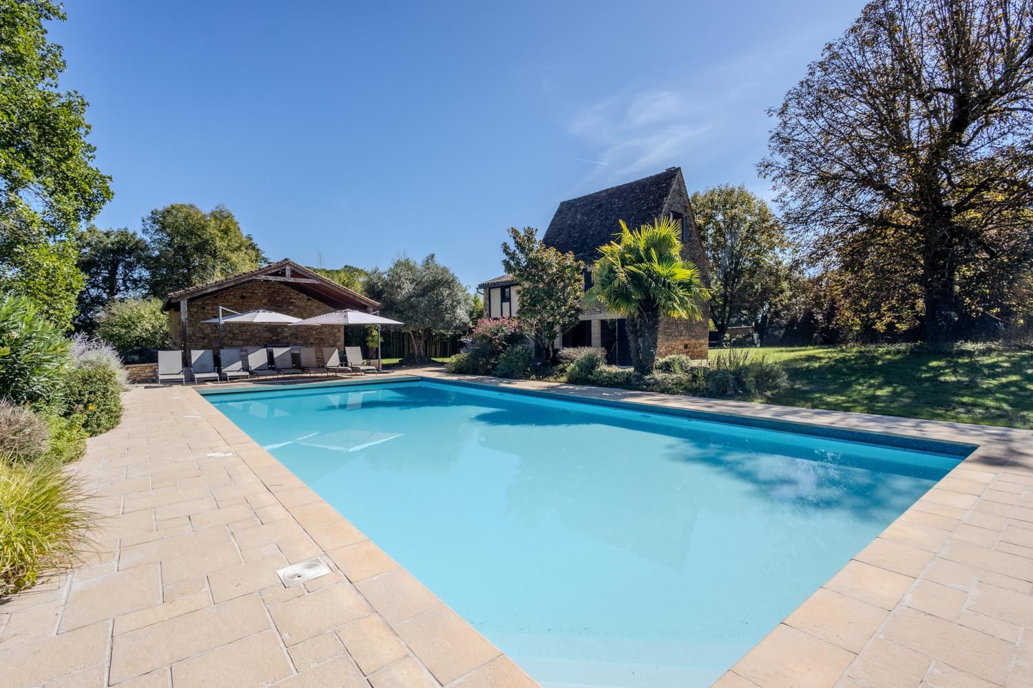 Manoir Lumière Temniac Sarlat: 8-Bedroom Manor with Heated Pool and Spa near Sarlat, Dordog