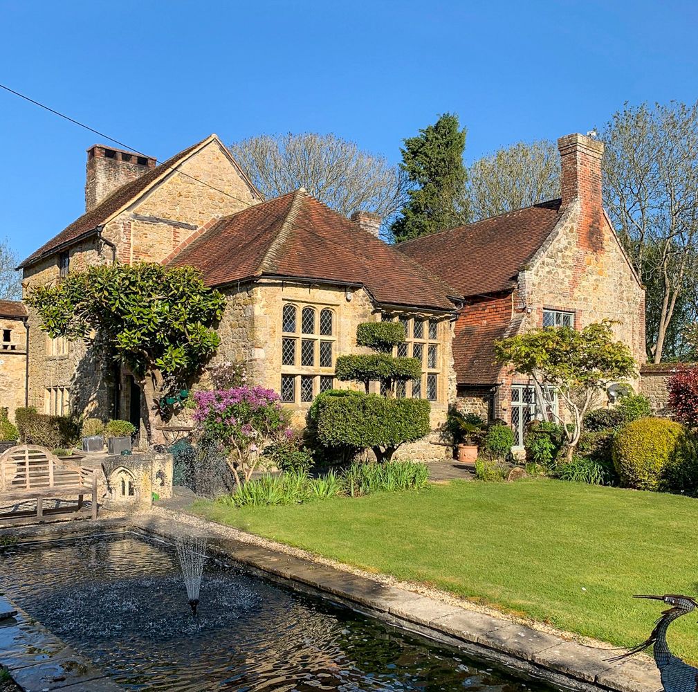 Manor Wisteria Stopham Pulborough: 7-Bedroom Elizabethan Manor with Heated Pool and Tennis Cour