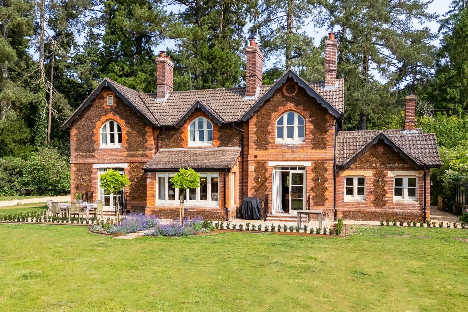 Manor Wisteria Wolferton Norfolk: 4-Bedroom Royal Estate Country House in Norfolk with Spa and