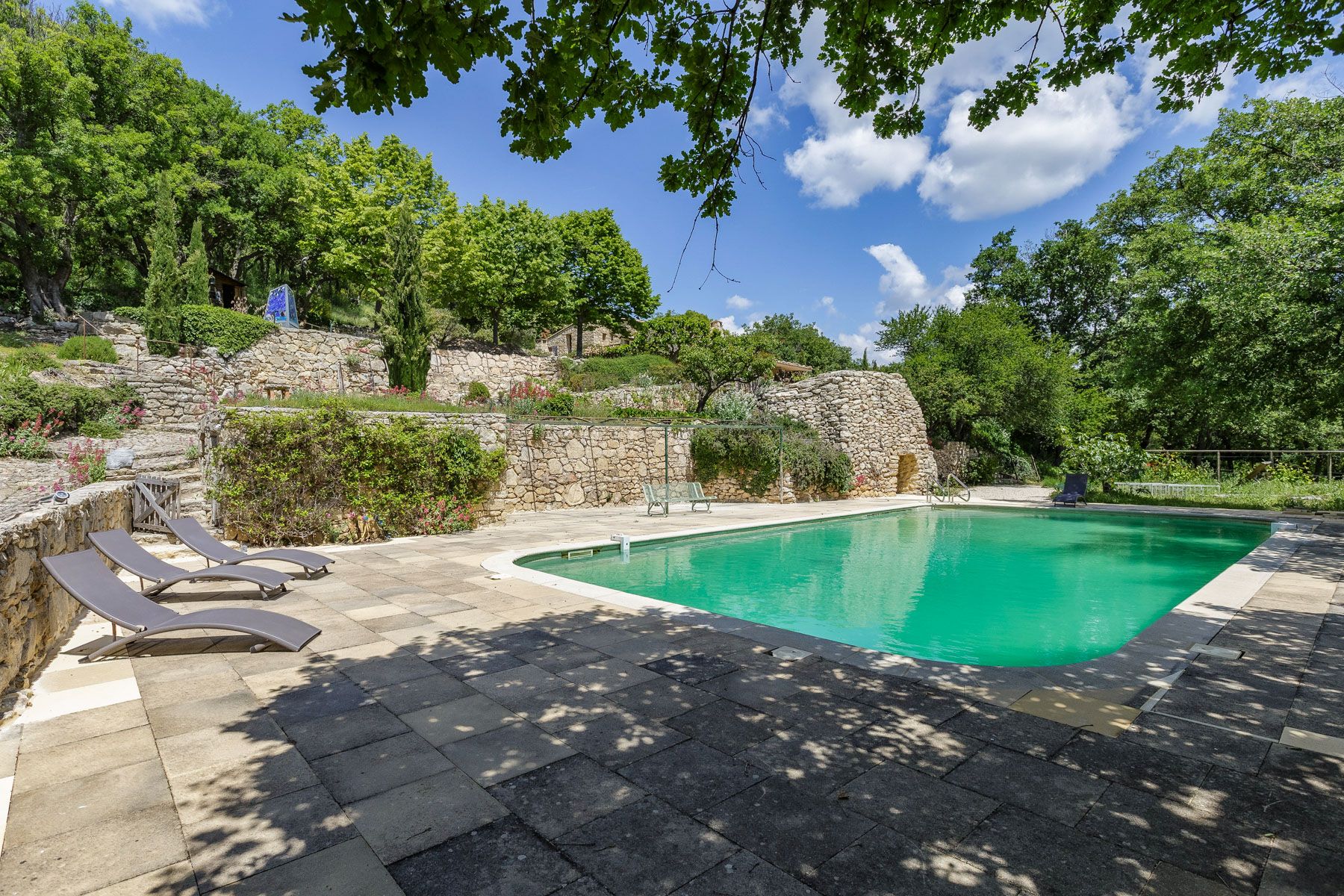 Mas Amandier Villeneuve Avignon: 7-Bedroom Vineyard Estate with Pool and Mountain Views near