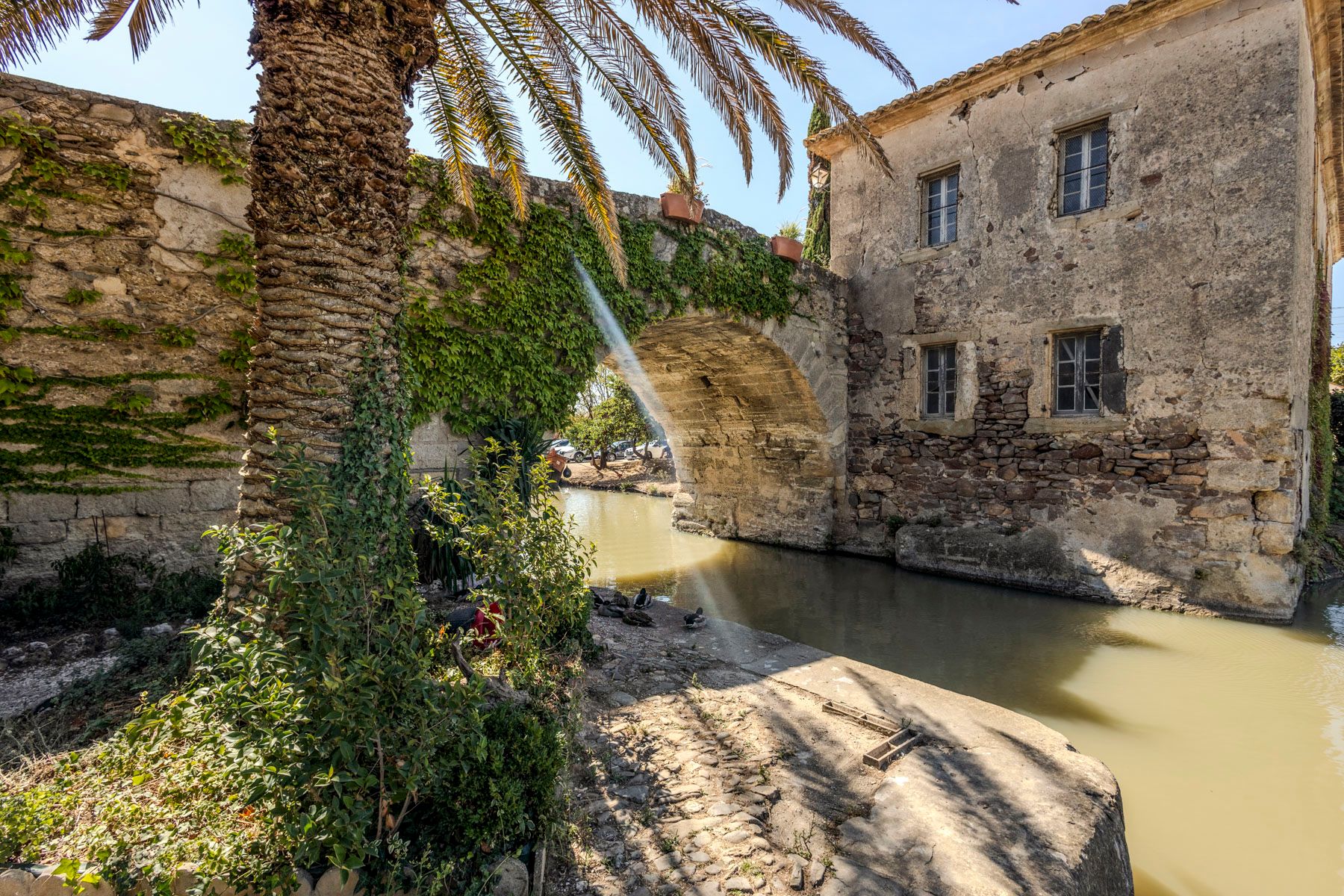 Mas Doré Assignan Languedoc: 4-Bedroom Architect-Designed Loft with Indoor Pool in Langue