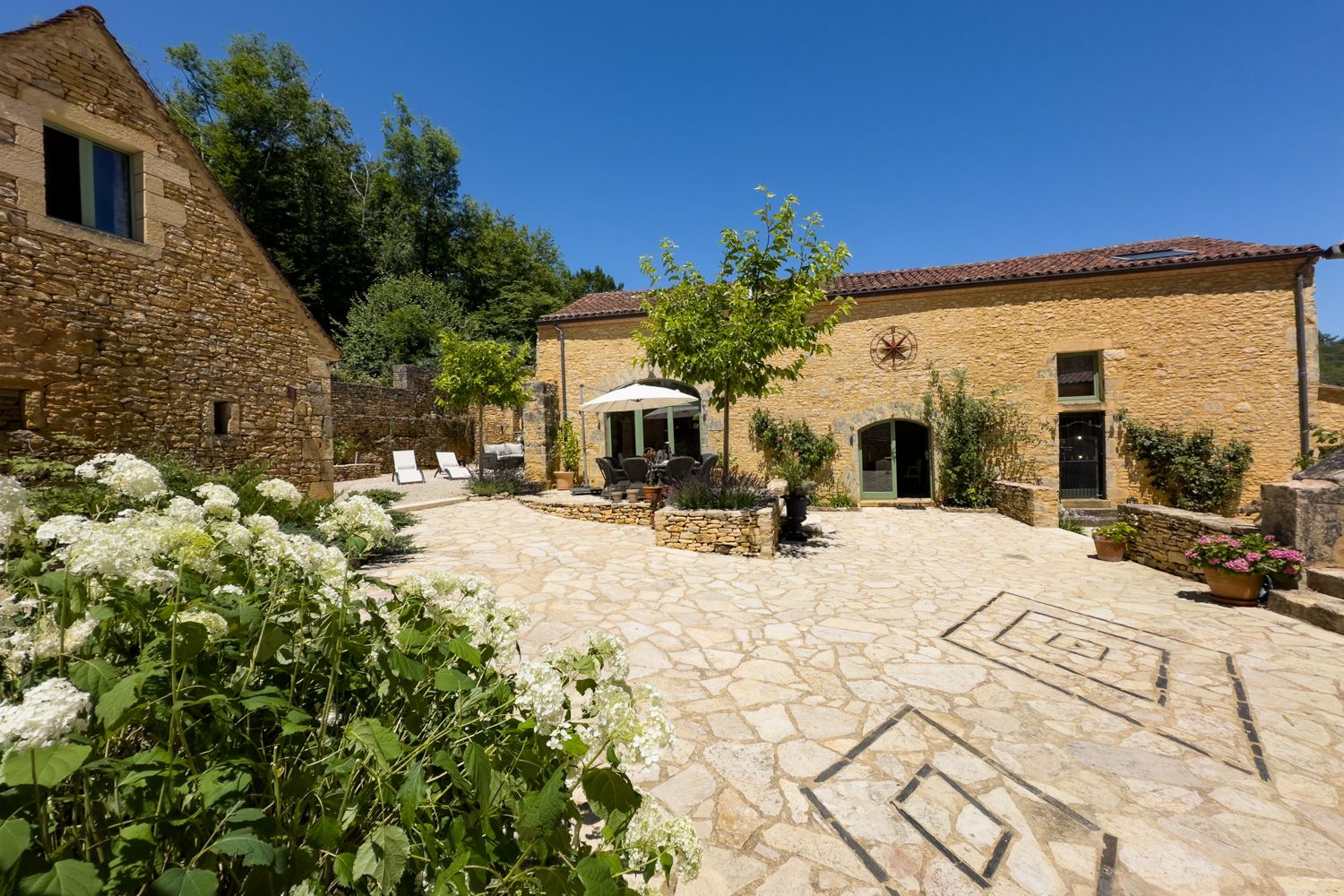 Mas Doré Besse Dordogne: 3-Bedroom Converted Barn with Heated Pool and Spa in Dordogn