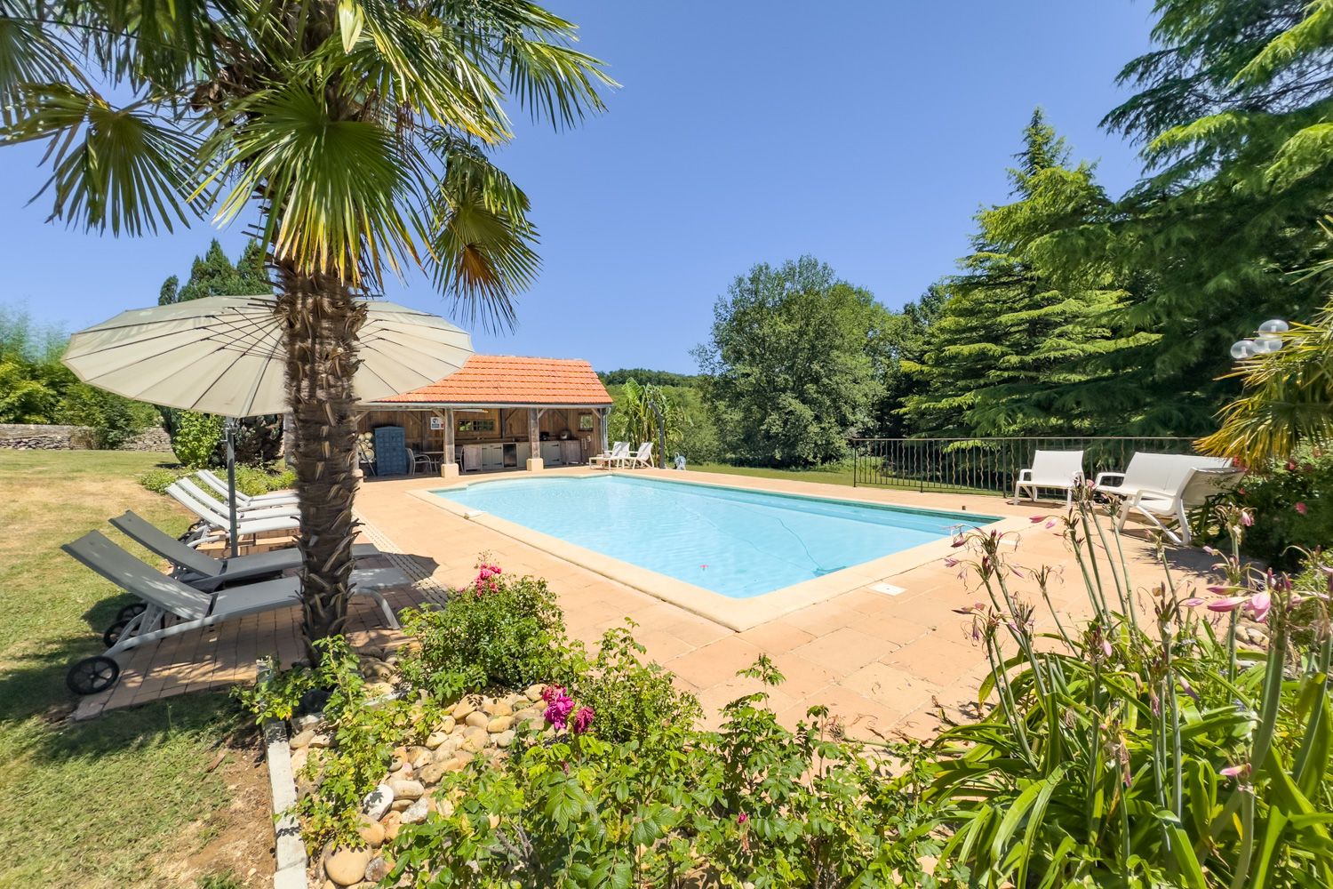 Mas Doré Combolongue Dordogne: 6-Bedroom Historic Estate with Heated Pool and Spa in Dordog