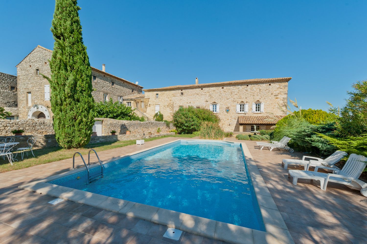 Mas Dorée Duché Uzès: 3-Bedroom Historic Manor with Spa and Billiards near Uzès, L