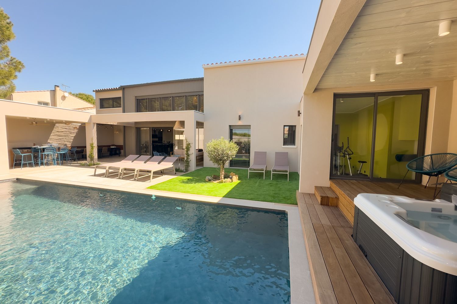 Mas Lavande Campredon Languedoc: 6-Bedroom Villa with Hot Tub and Spa in the Heart of Langued