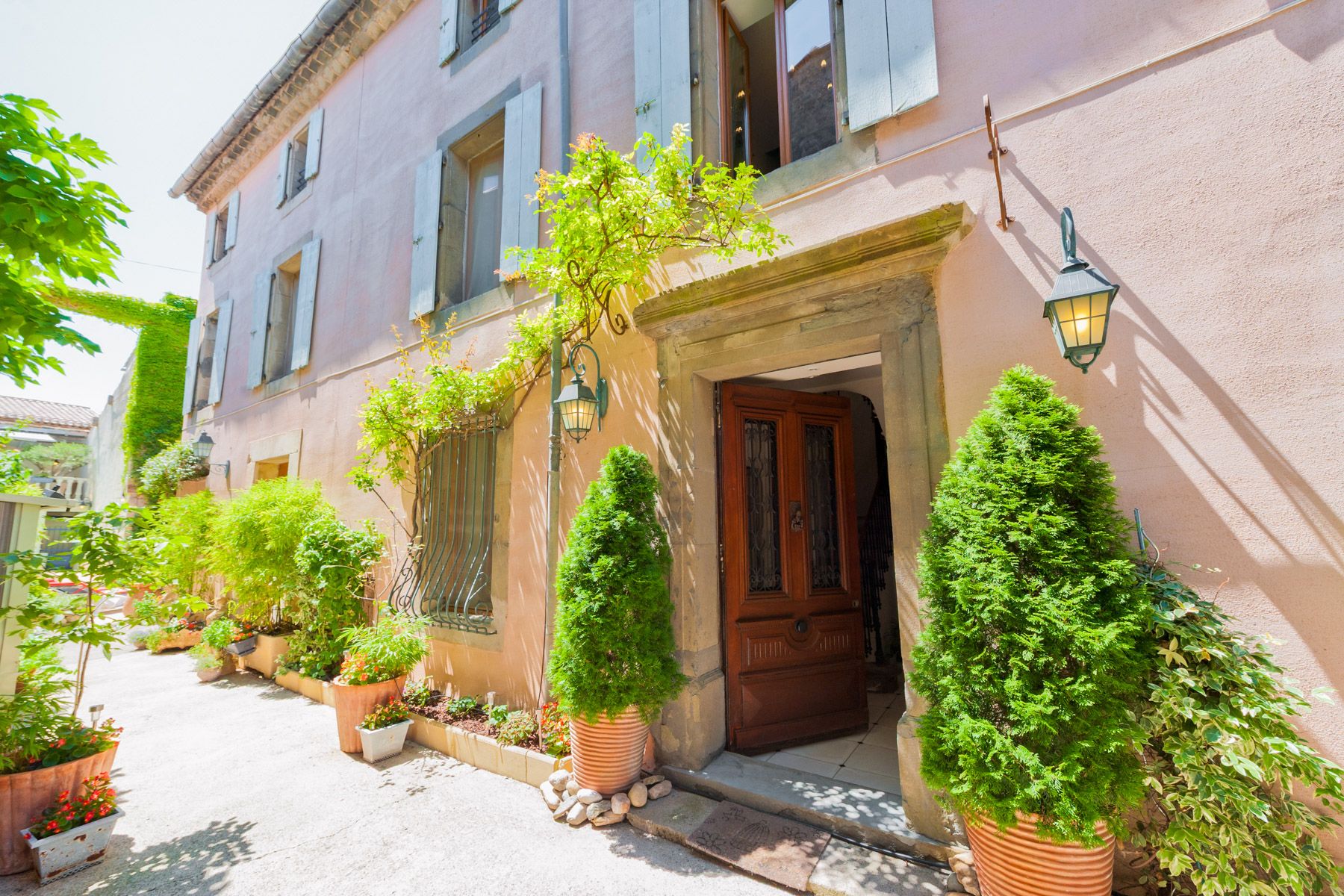 Mas Lavande Charvin Languedoc: 4-Bedroom Restored Village Home with Vineyard Views in Langu