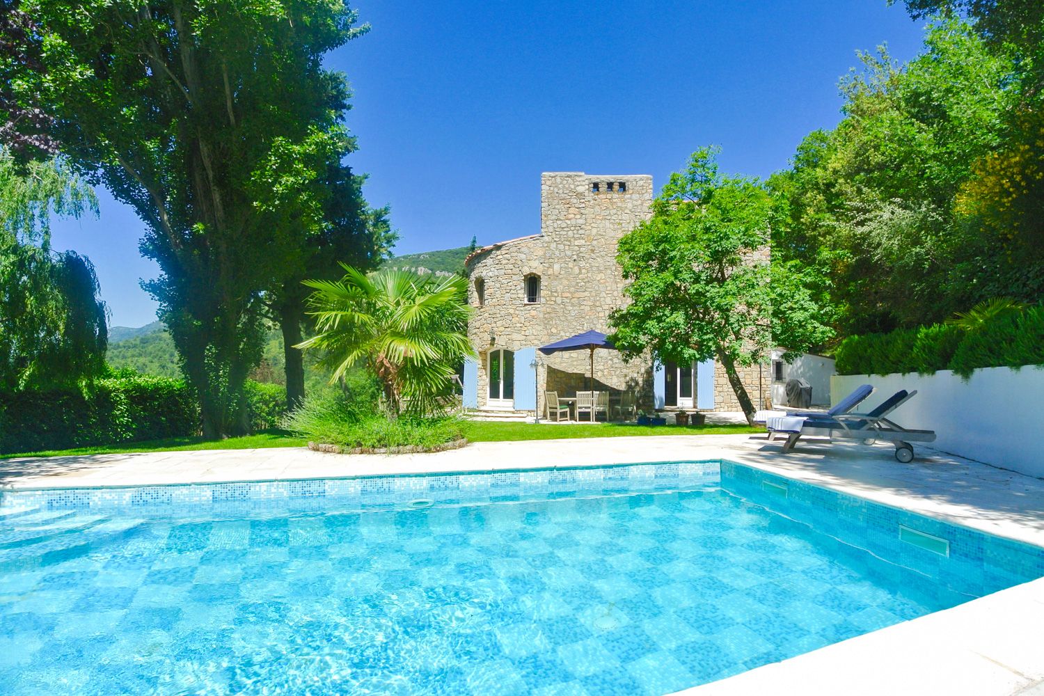 Mas Lavande Gavoua Provence: 4-Bedroom Heated Pool & Spa Villa with Countryside Views in