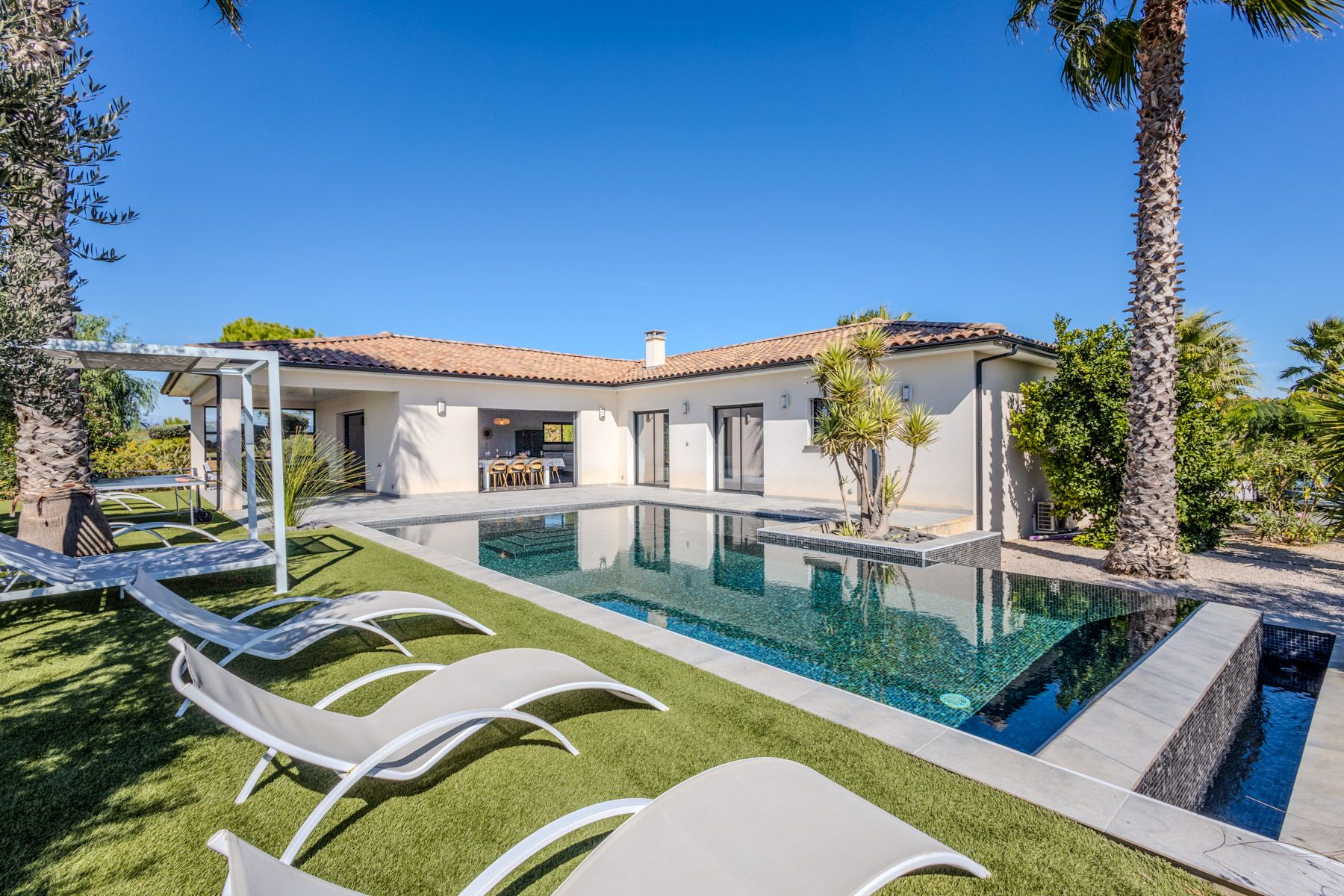 Mas Lavande Pouzolles Servian: 4-Bedroom Villa Amid Vineyards with Pool and Spa in Languedo