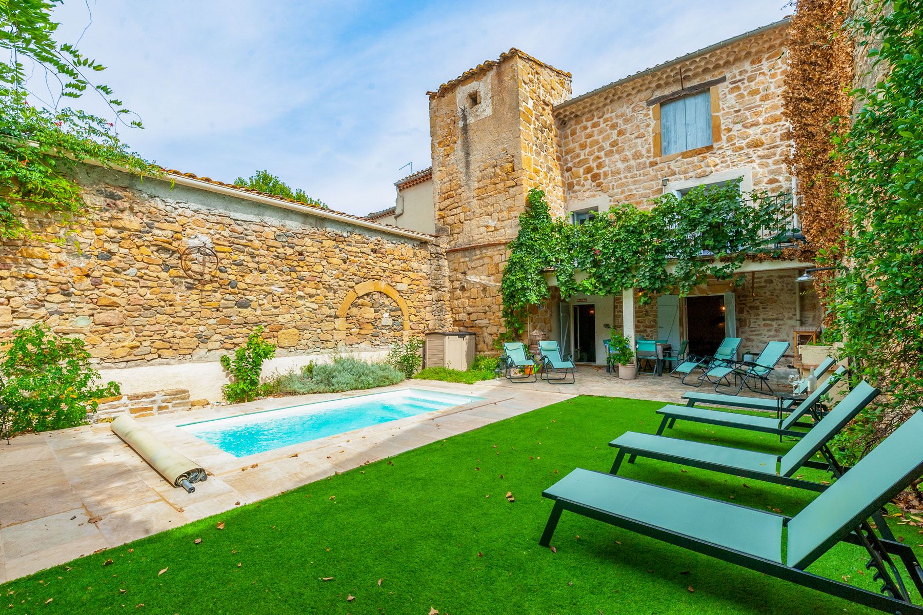 Mas Lavande Puéchabon Languedoc: 4-Bedroom Stone Village Home with Spa & Vineyard Views in La