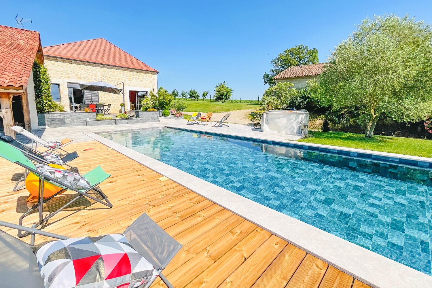 Mas Lavande Rivailles Aquitaine: 3-Bedroom Barn with Heated Pool, Spa and Tennis Court in Aqu