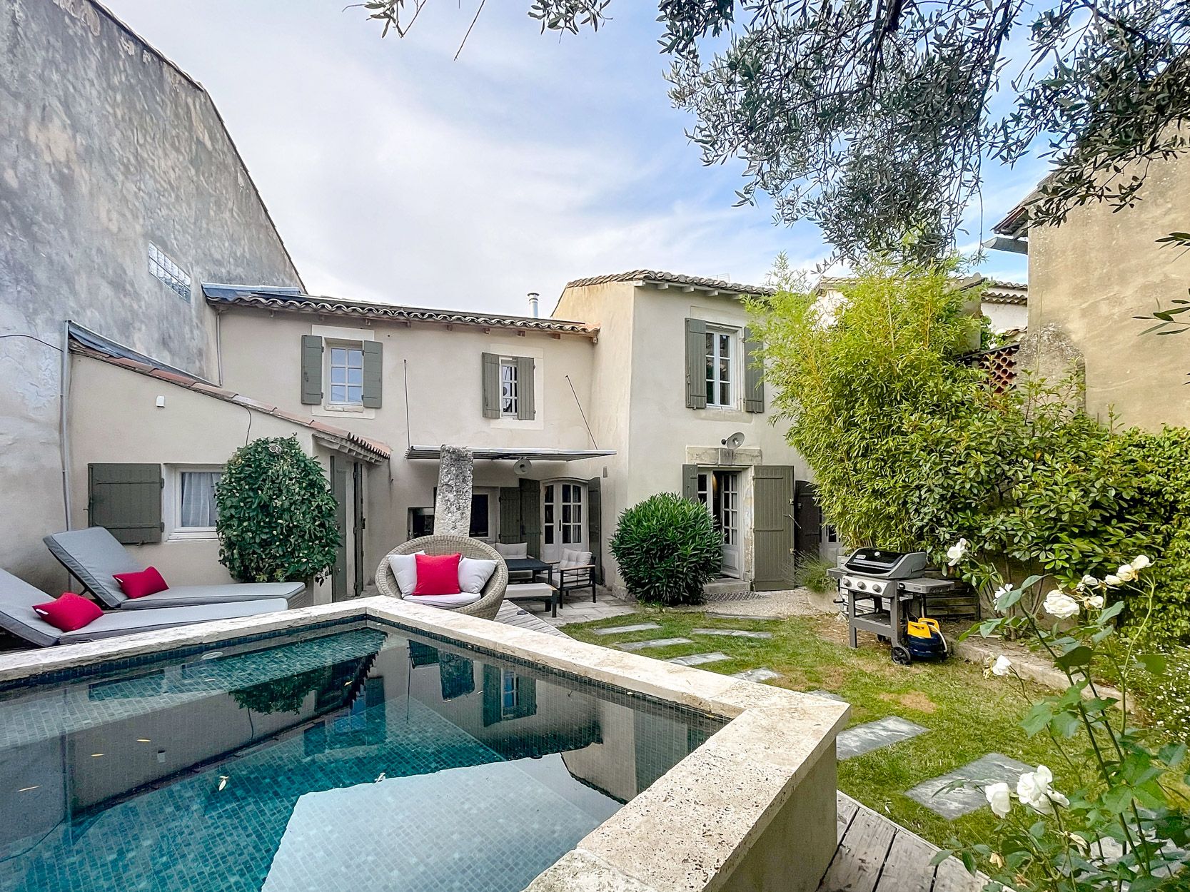 Mas Lavande Roquemartine Eyragues: 3-Bedroom Bohemian-Chic Village Home with Spa in Eyragues, P