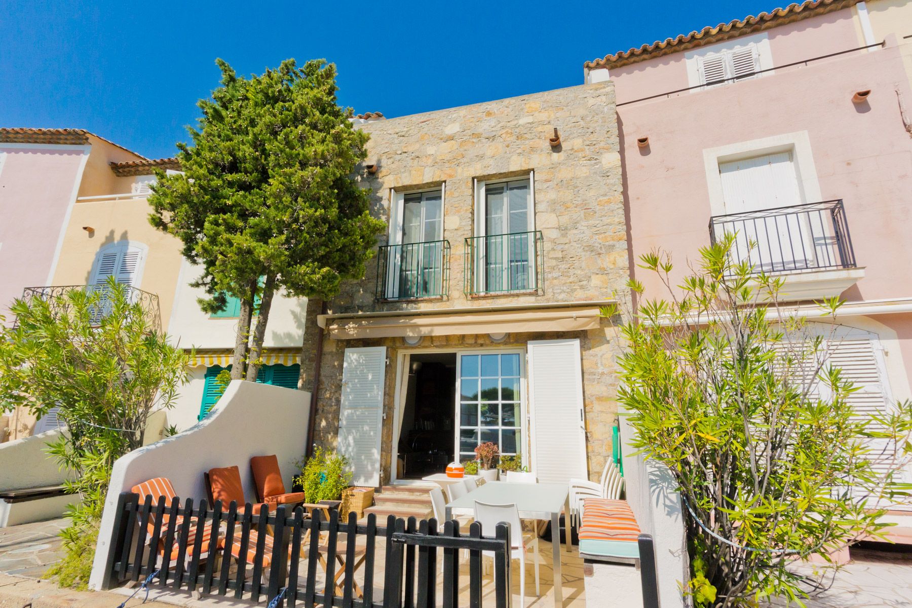 Mas Lavande Valensole Provence: 4-Bedroom Waterside Villa with Spa in Provence-Alpes, France