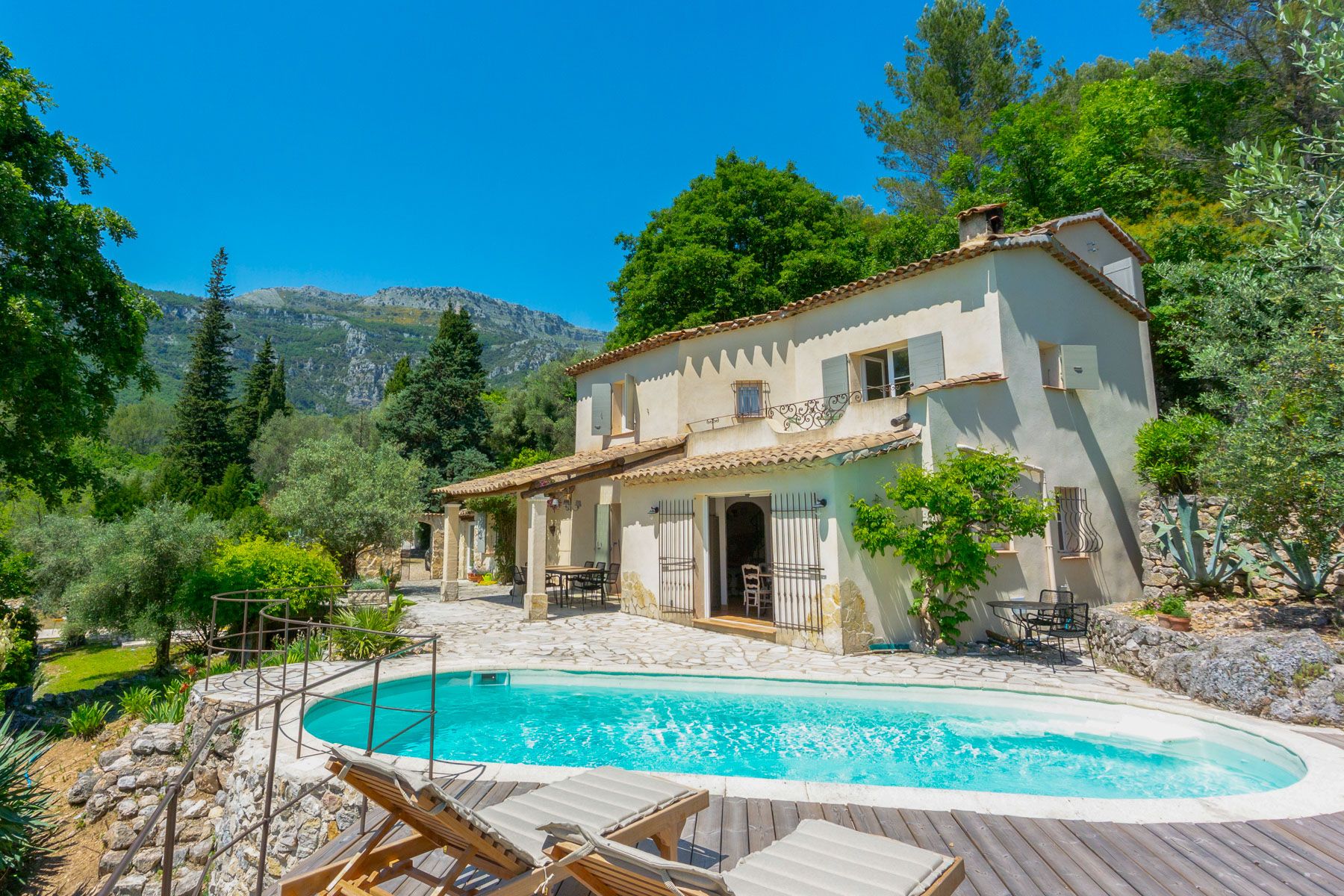 Mas Lavande Valettes Provence: 4-Bedroom Hilltop Villa with Private Pool and Spa in Provenc
