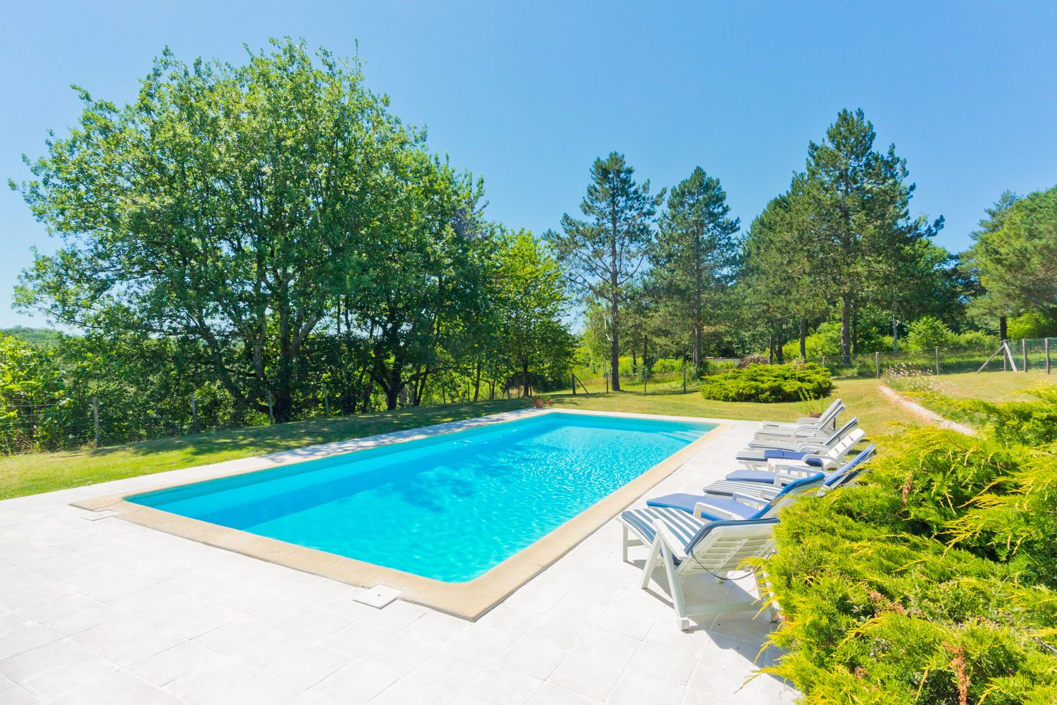 Mas Lumière Cadouin Dordogne: 4-Bedroom Villa with Spa and 12 Acres of Private Grounds in