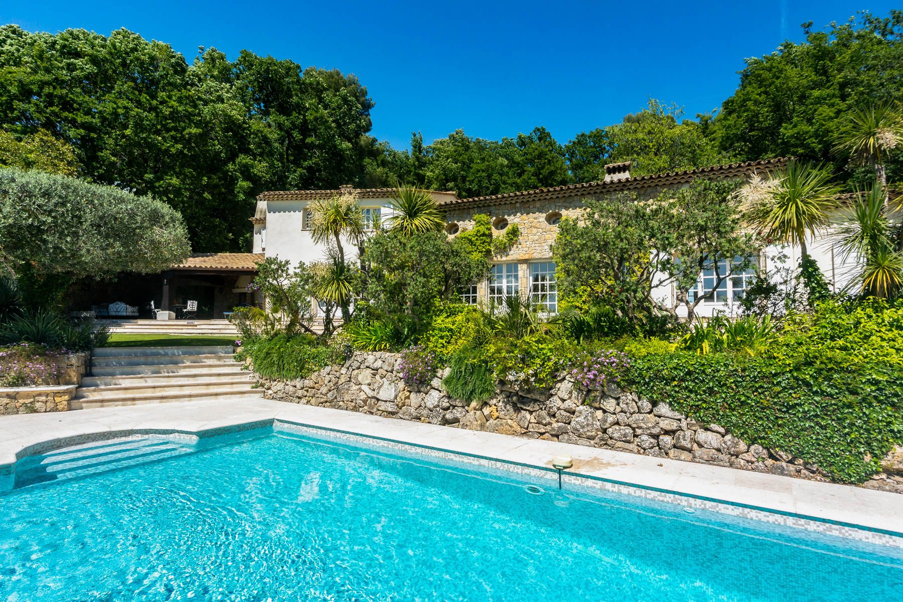 Mas Lumière Eygalières Provence: 4-Bedroom Heated Pool & Spa Villa Near Valbonne, Provence-Al