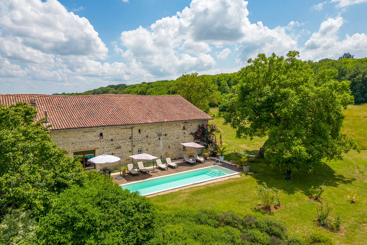 Mas Lumière Lavaud Aquitaine: 4-Bedroom Historic Farmhouse with Heated Pool and Tennis Cou