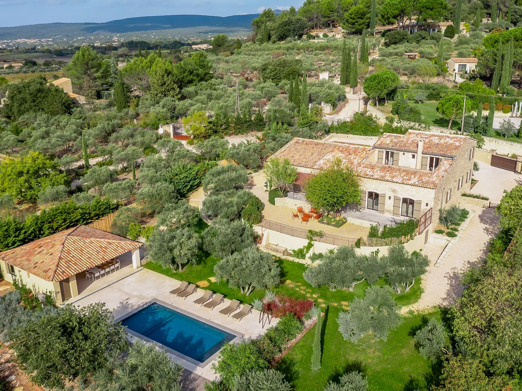 Mas Lumière Sénanque Gordes: 6-Bedroom Heated Pool Villa with Luberon Views in Gordes, Pr