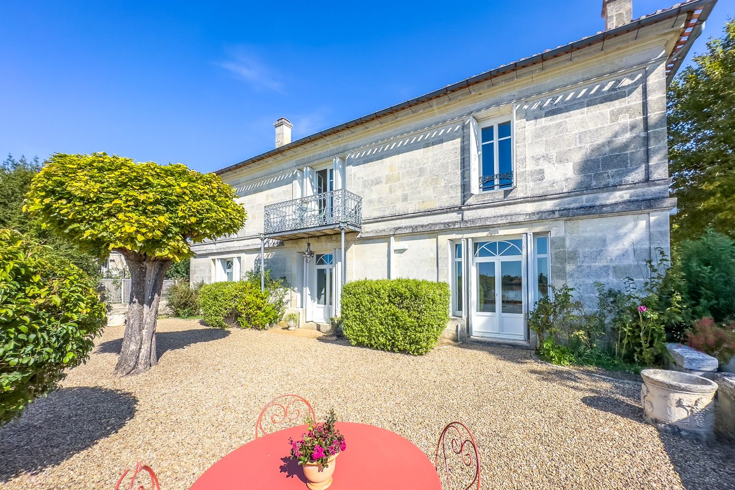 Mas Vendange Fronsac Saint-Émilion: 4-Bedroom Riverside Mas with Private Pool and Spa near St-Ém