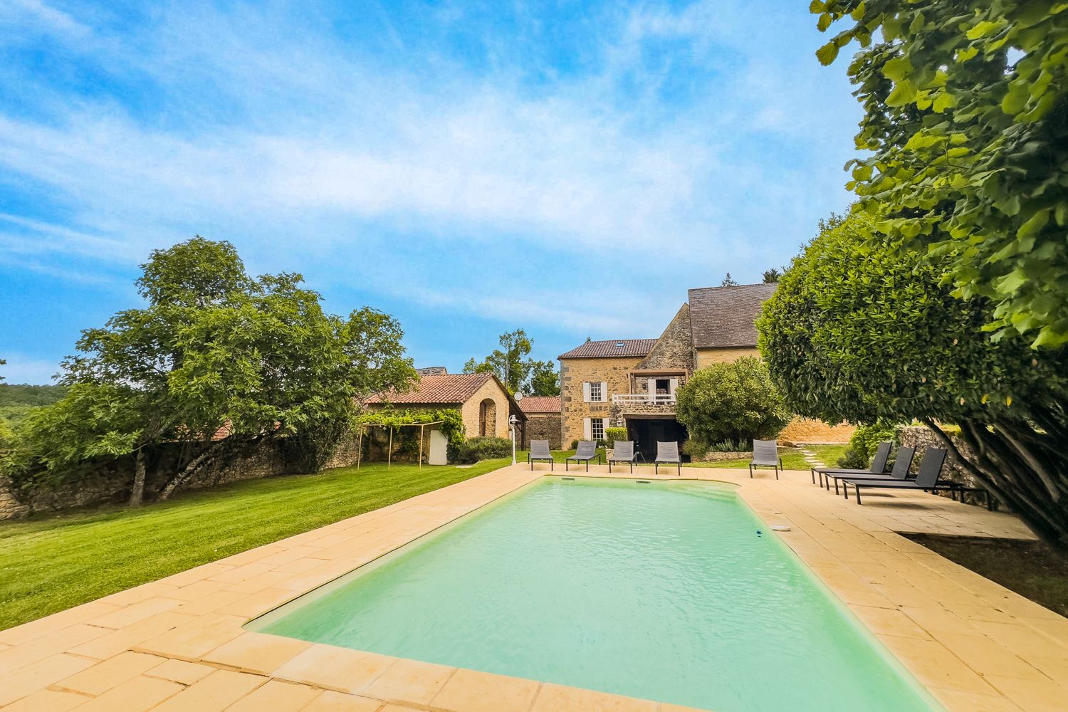 Mas Verger Beaumont Dordogne: 4-Bedroom Converted Barn with Spa, Orchard & Tennis Court in