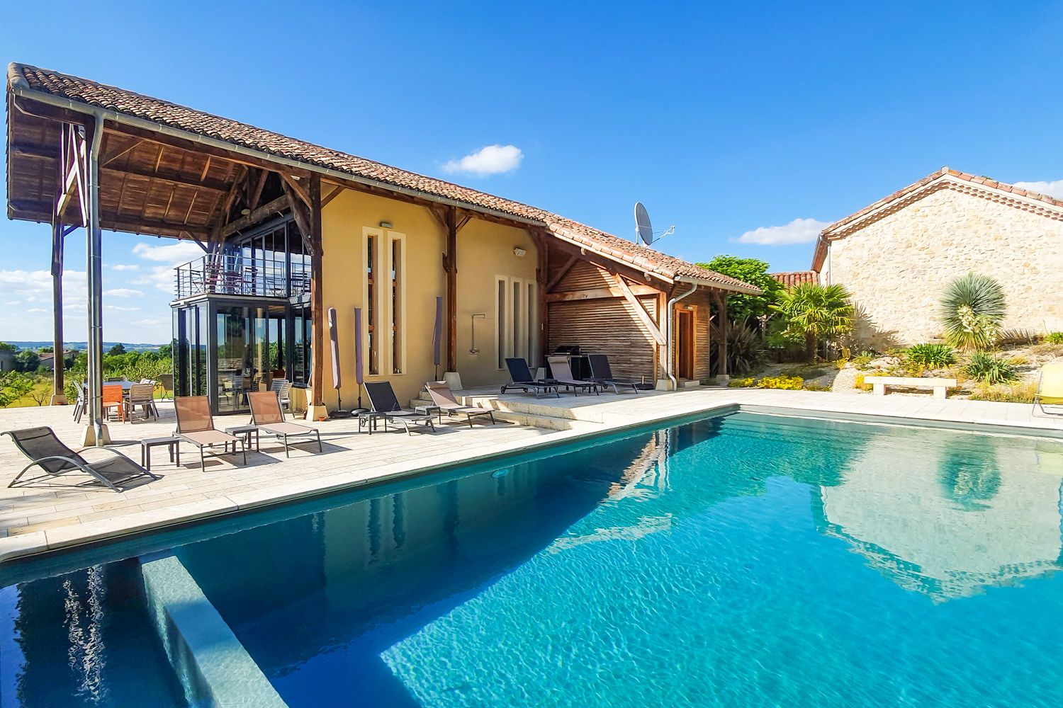 Mas Vermeille Larroque Midi-Pyrénées: 6-Bedroom Villa with Vineyard Views and Spa in Midi-Pyrenees