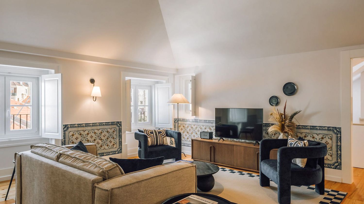 Palácio Dourado Alfama Lisbon: 3-Bedroom Historic Baixa District Luxury Apartment Rental Li